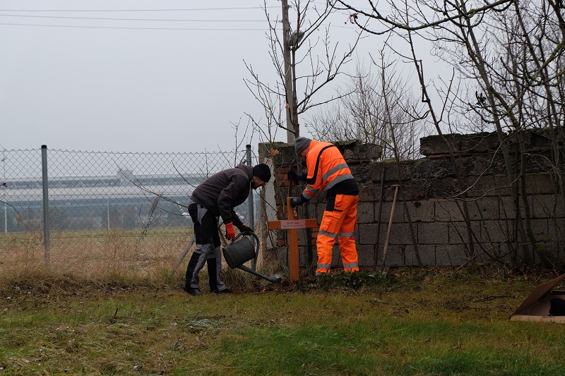 Arbeit am Kriegsgrab Chmis